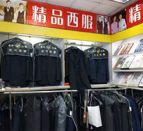 店面(miàn)西服陳列